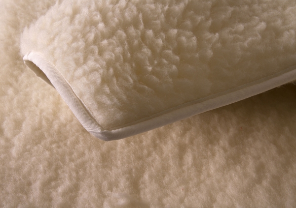 Schurwollmatte HF Natur 1800gr. umsäumt Schurwollmatte HF Natur 1800gr. umsäumt